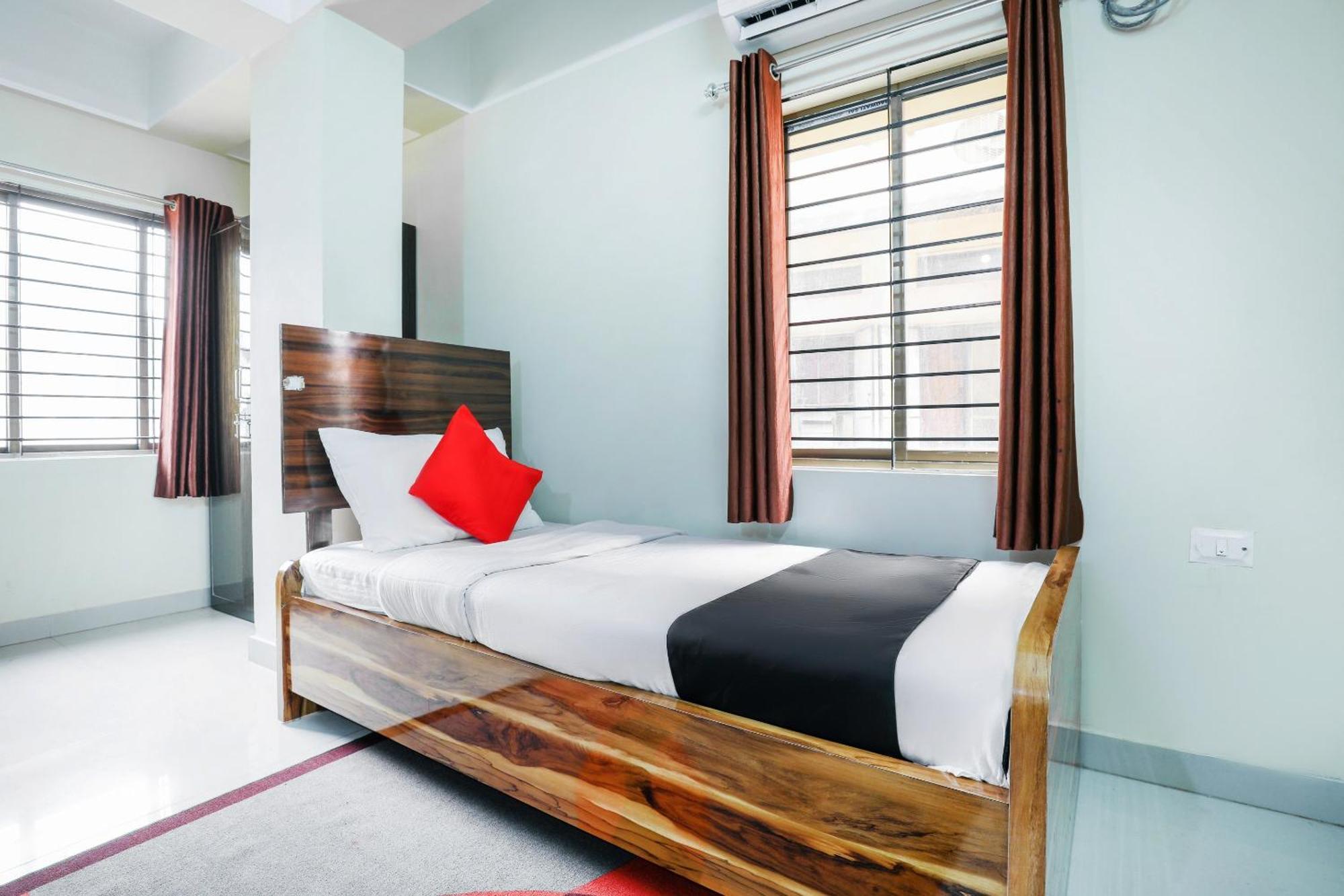 Hotel O Central Inn Dispur Bagian luar foto